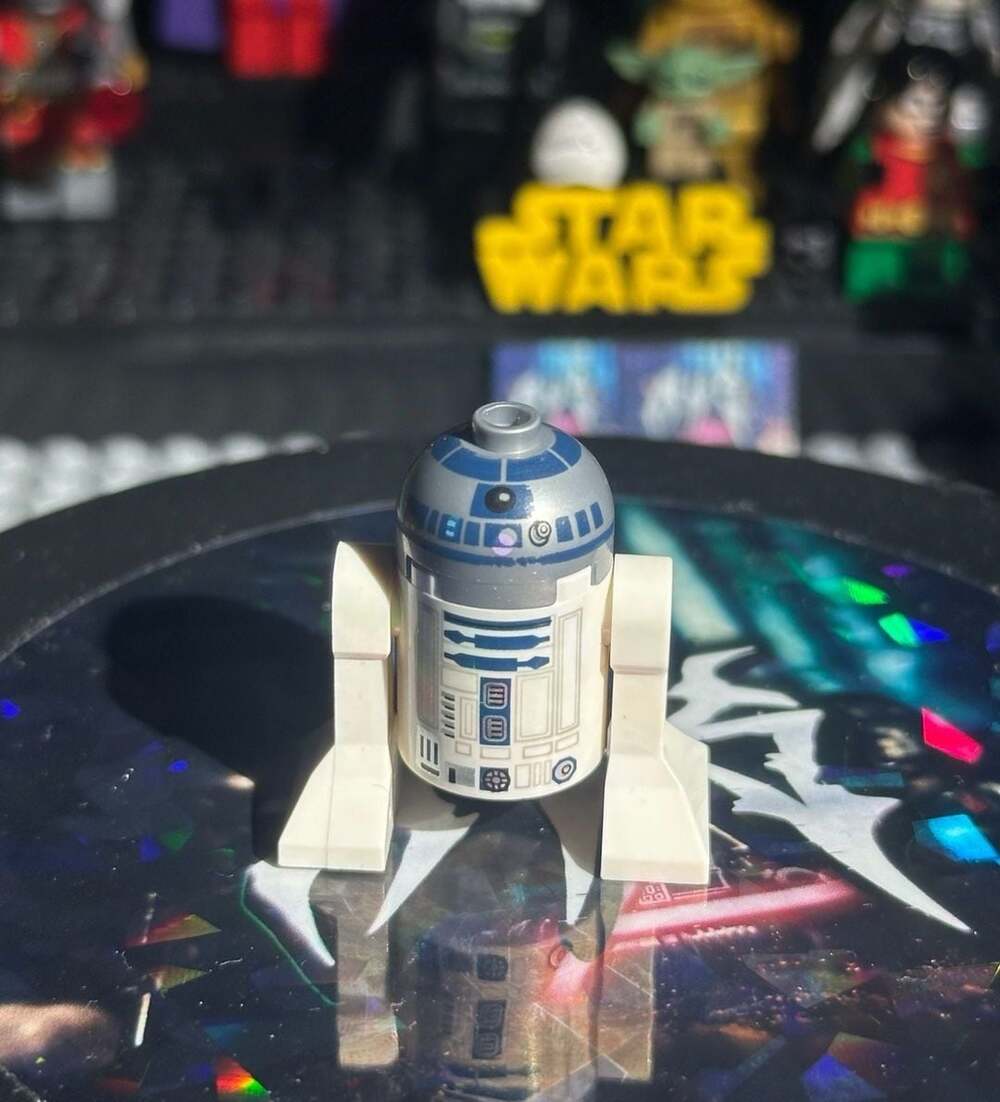 LEGO Star Wars Astromech Droid R2-D2 Minifigure Flat Silver Head (sw1085)